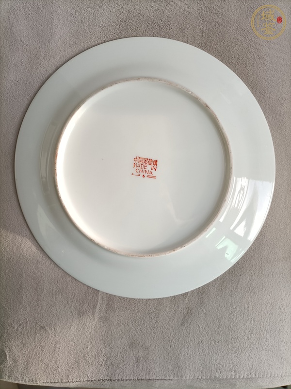 古玩陶瓷松石綠地粉彩萬壽無疆紋盤真品鑒賞圖