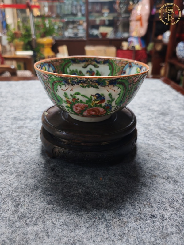 古玩花鳥蝶紋廣彩碗真品鑒賞圖