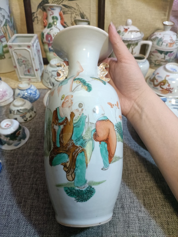 古玩轉(zhuǎn)賣民國油粉彩人物故事紋撇口瓶拍賣，當前價格0元