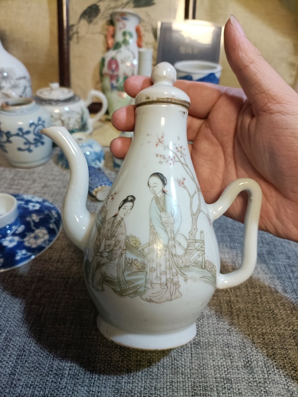 古玩陶瓷民國(guó)粉彩桃花美女圖茶壺拍賣，當(dāng)前價(jià)格8888元