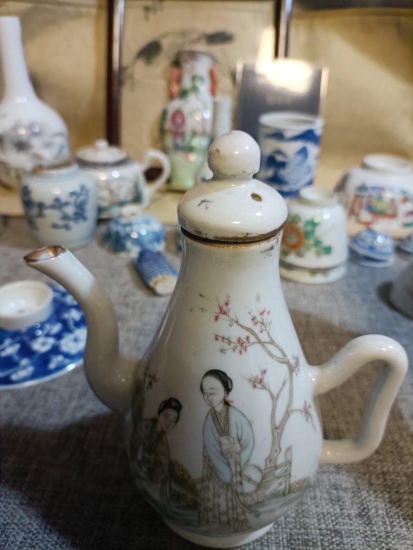 古玩陶瓷民國(guó)粉彩桃花美女圖茶壺拍賣，當(dāng)前價(jià)格8888元