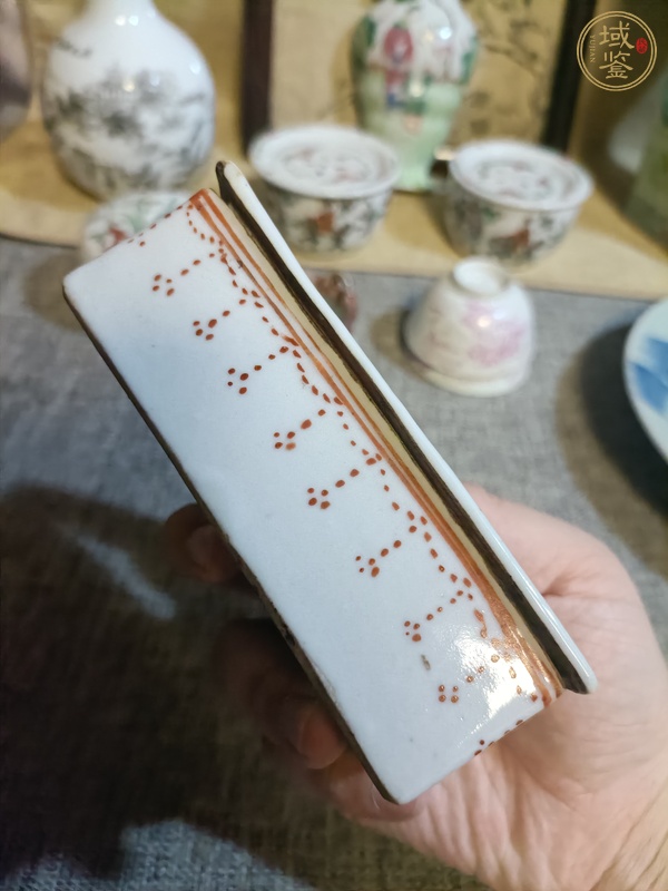 古玩陶瓷墨彩礬紅萬字紋蓋盒真品鑒賞圖