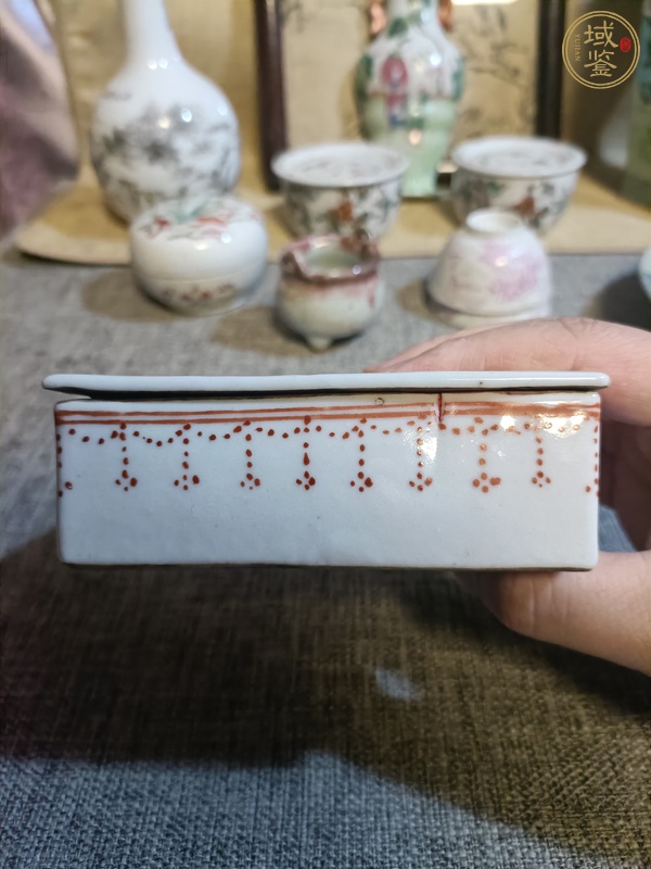 古玩陶瓷墨彩礬紅萬字紋蓋盒真品鑒賞圖