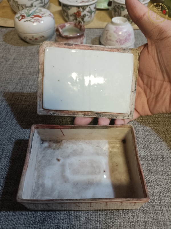 古玩陶瓷墨彩礬紅萬字紋蓋盒真品鑒賞圖