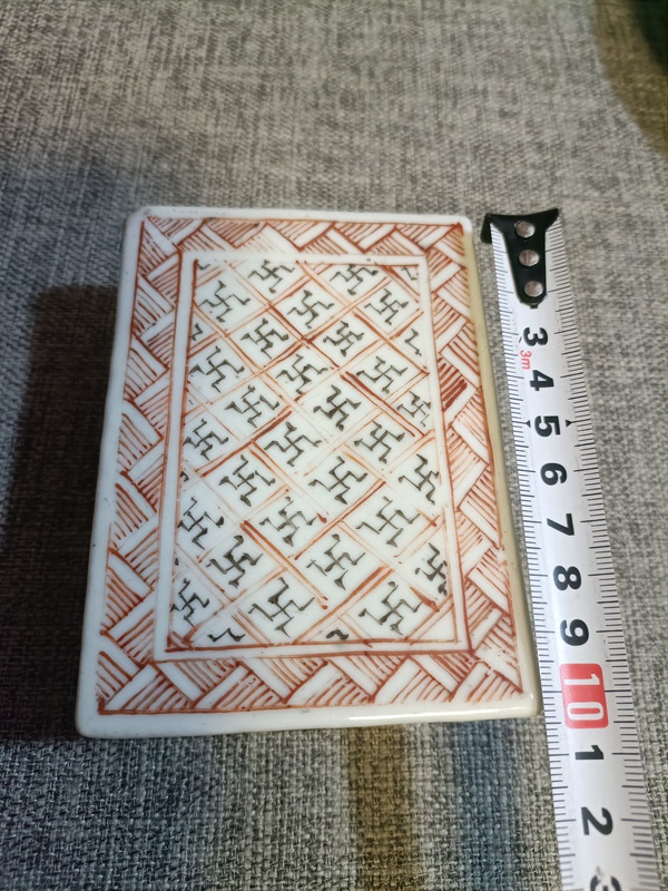古玩陶瓷民國(guó)墨彩礬紅萬字紋蓋盒拍賣，當(dāng)前價(jià)格3888元