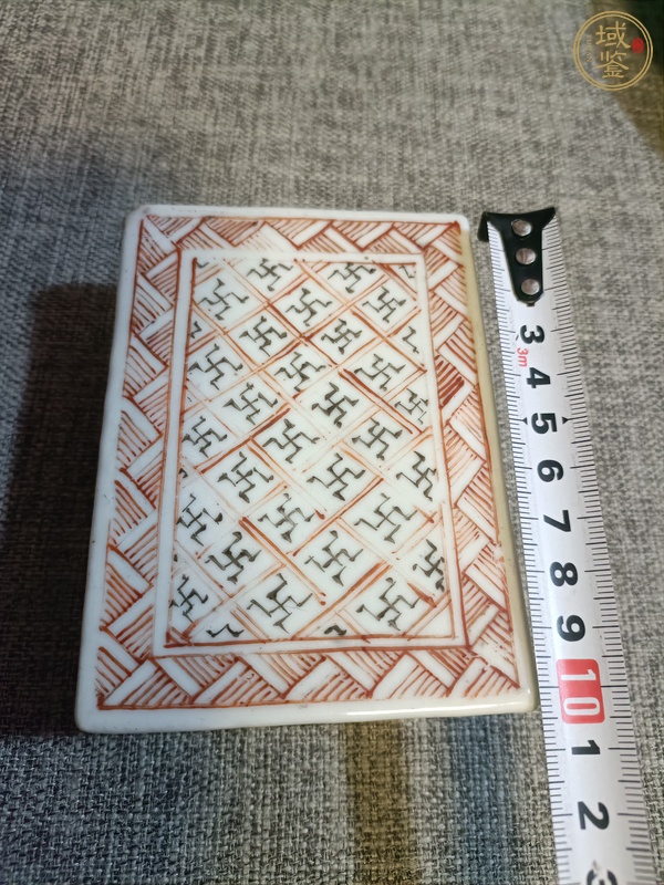 古玩陶瓷墨彩礬紅萬字紋蓋盒真品鑒賞圖