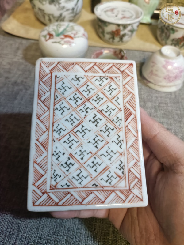 古玩陶瓷墨彩礬紅萬字紋蓋盒真品鑒賞圖