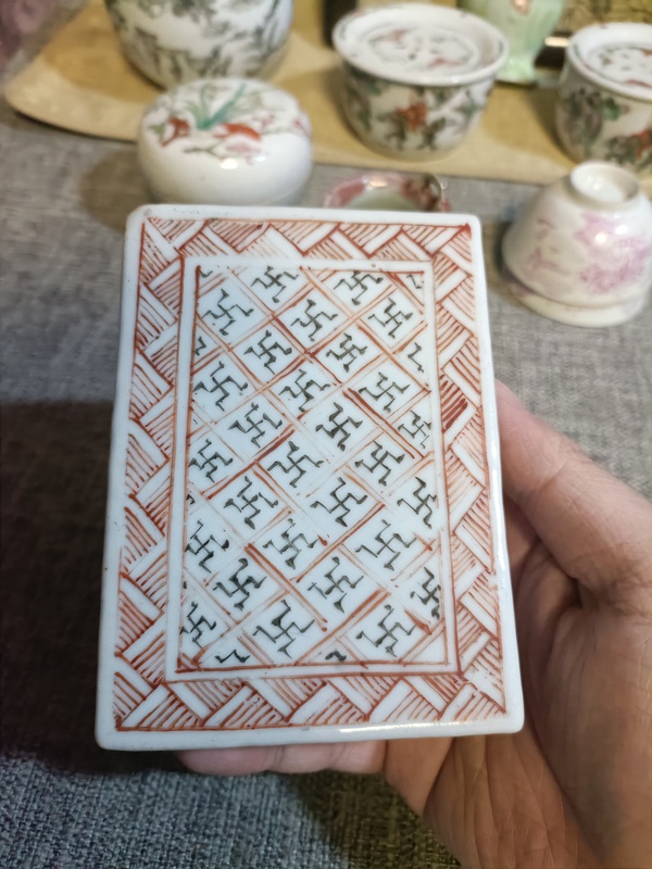 古玩轉(zhuǎn)賣民國墨彩礬紅萬字紋蓋盒拍賣，當前價格860元