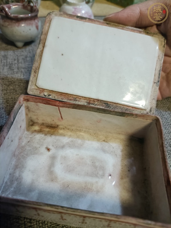 古玩陶瓷墨彩礬紅萬字紋蓋盒真品鑒賞圖