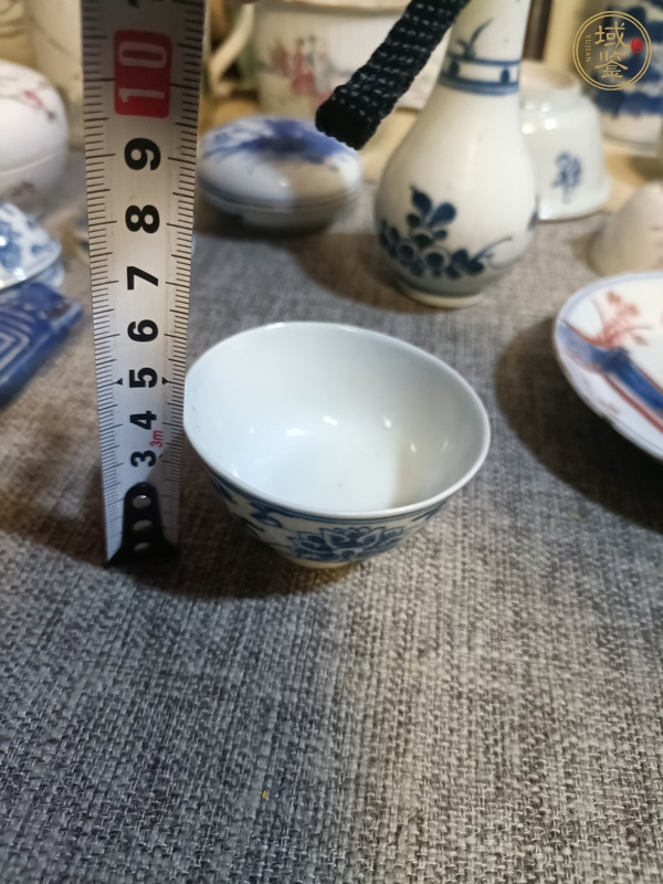 古玩陶瓷青花纏枝花卉紋杯真品鑒賞圖