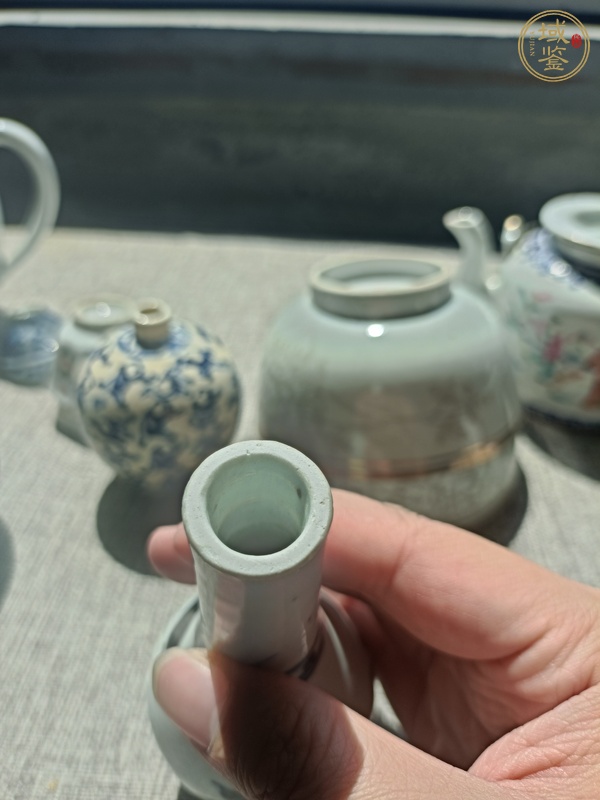 古玩陶瓷青花花卉紋膽式瓶真品鑒賞圖