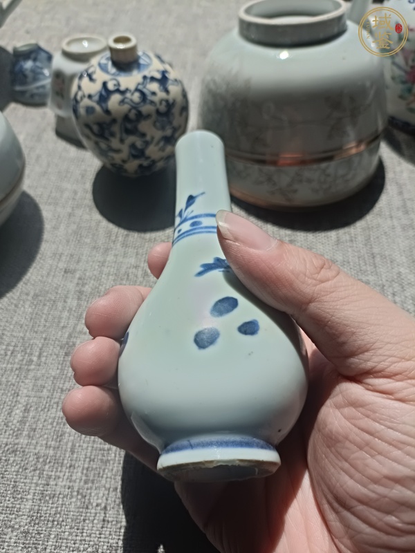 古玩陶瓷青花花卉紋膽式瓶真品鑒賞圖