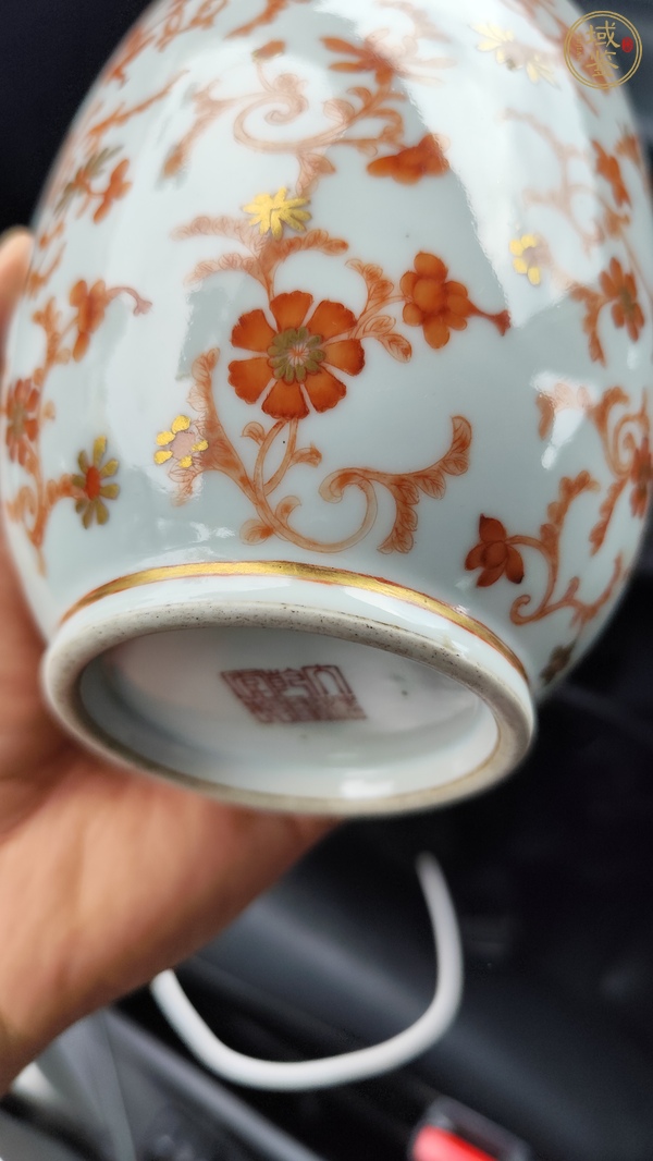 古玩陶瓷花卉紋礬紅描金瓶真品鑒賞圖