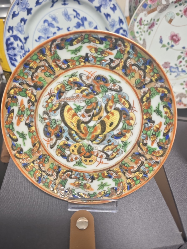 古玩陶瓷民國廣彩蝴蝶紋盤拍賣，當(dāng)前價(jià)格550元