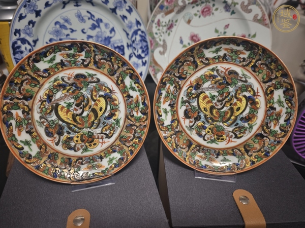 古玩民國(guó)廣彩蝴蝶紋盤真品鑒賞圖
