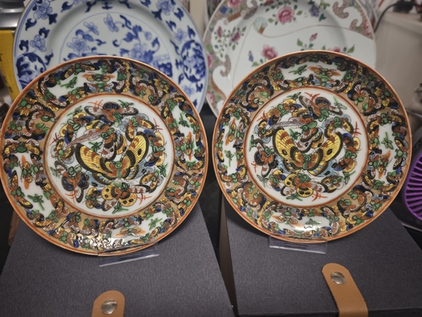 古玩轉(zhuǎn)賣民國(guó)廣彩蝴蝶紋盤拍賣，當(dāng)前價(jià)格0元