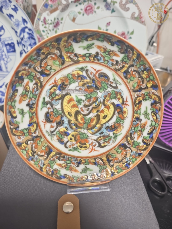 古玩陶瓷民國廣彩蝴蝶紋盤真品鑒賞圖