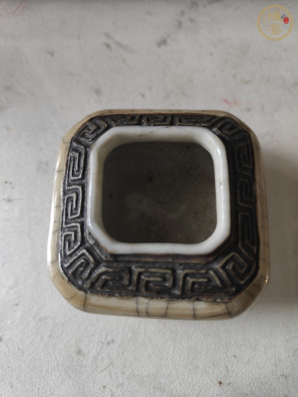 古玩陶瓷黃哥釉水盂真品鑒賞圖