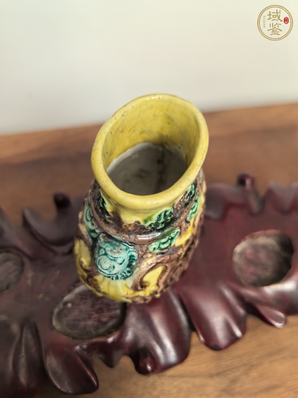 古玩陶瓷黃地素三彩饕餮紋樽真品鑒賞圖