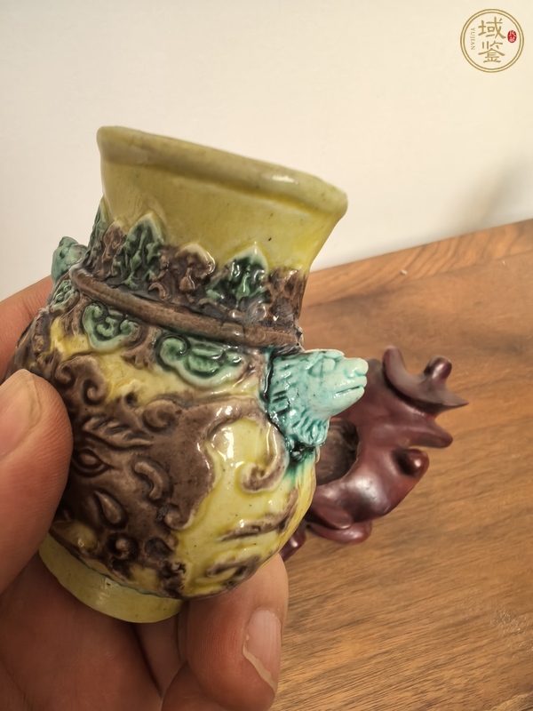 古玩陶瓷黃地素三彩饕餮紋樽真品鑒賞圖