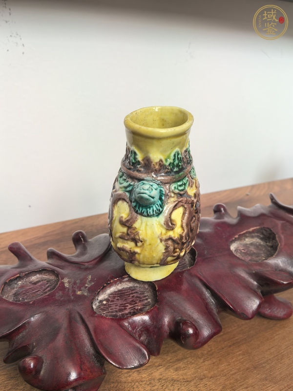 古玩陶瓷黃地素三彩饕餮紋樽真品鑒賞圖