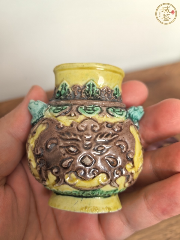 古玩陶瓷黃地素三彩饕餮紋樽真品鑒賞圖