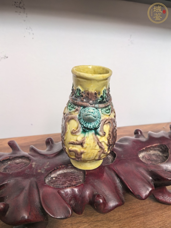 古玩陶瓷黃地素三彩饕餮紋樽真品鑒賞圖