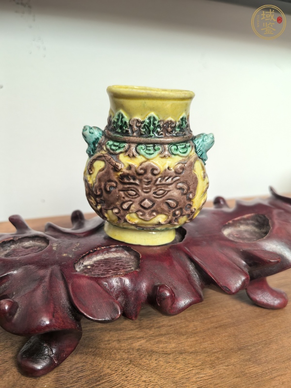 古玩陶瓷黃地素三彩饕餮紋樽真品鑒賞圖