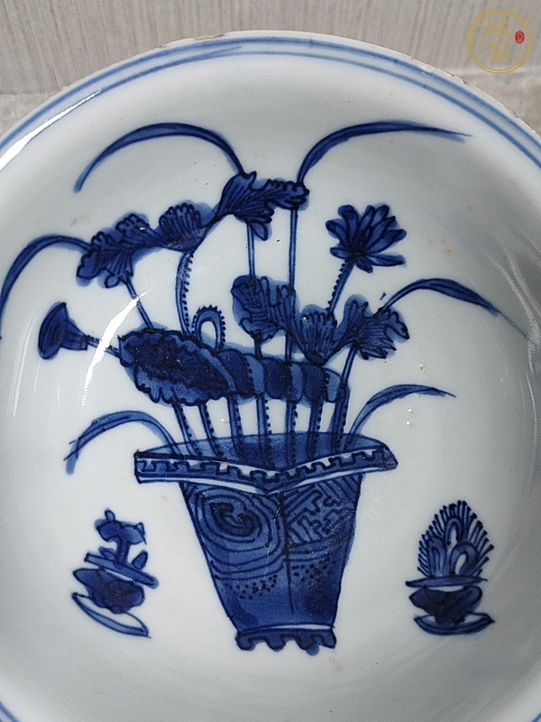 古玩陶瓷花卉紋青花盤真品鑒賞圖