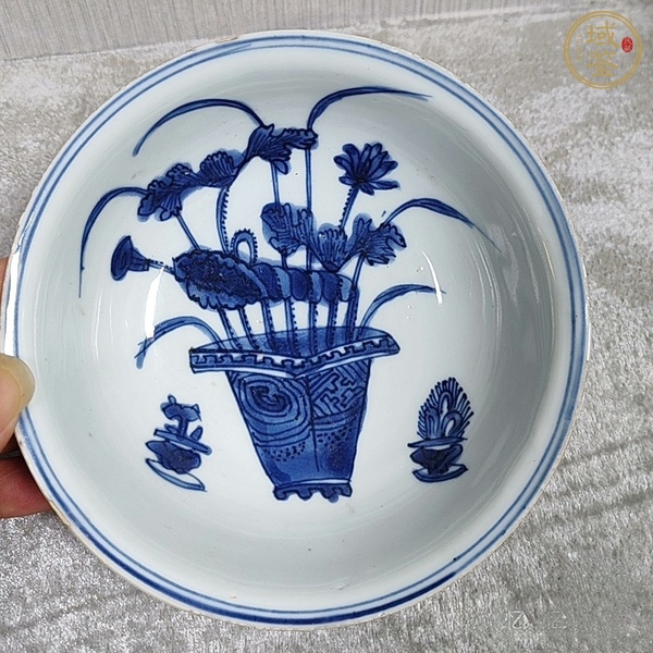 古玩陶瓷花卉紋青花盤真品鑒賞圖