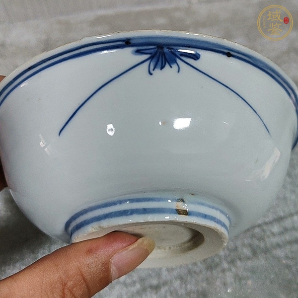 古玩陶瓷花卉紋青花盤真品鑒賞圖