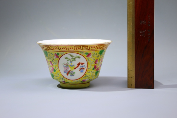 古玩陶瓷清晚期·黃地粉彩福祿萬(wàn)代開窗雜寶紋茶圓拍賣，當(dāng)前價(jià)格1302元