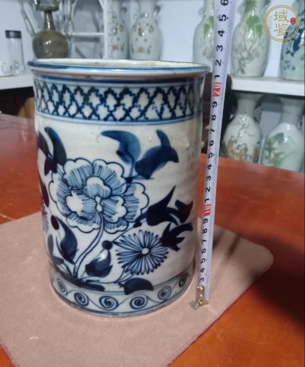 古玩陶瓷花卉紋青花筆筒真品鑒賞圖