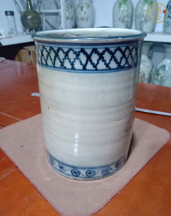 古玩陶瓷花卉紋青花筆筒真品鑒賞圖