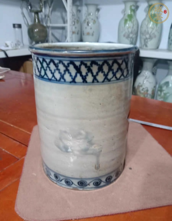 古玩陶瓷花卉紋青花筆筒真品鑒賞圖