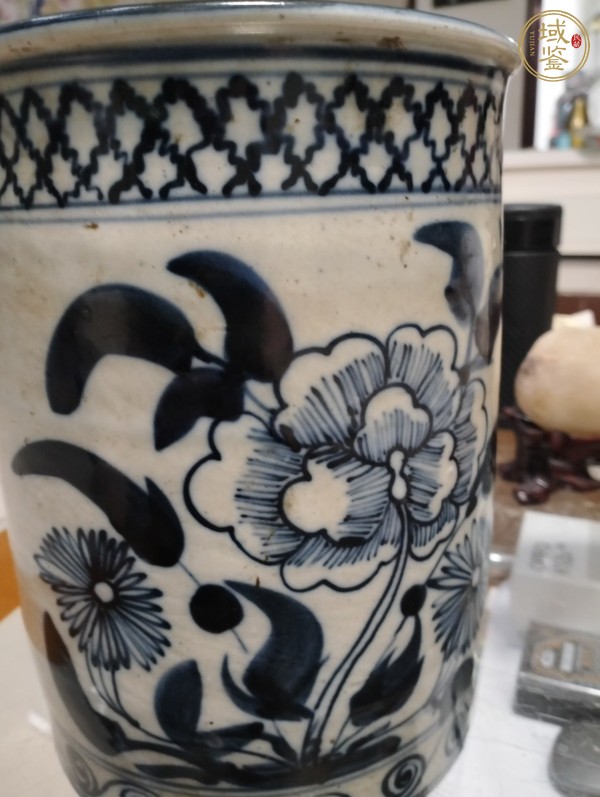 古玩陶瓷花卉紋青花筆筒真品鑒賞圖