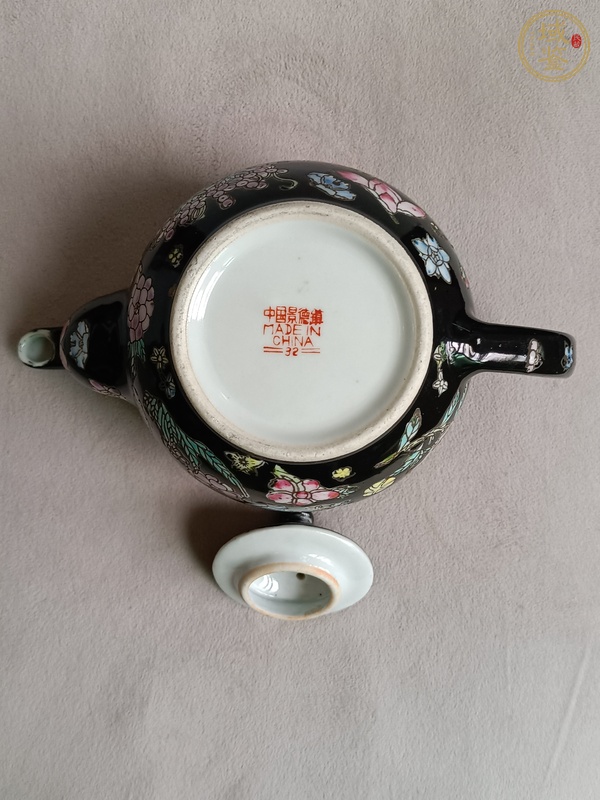 古玩陶瓷墨地粉彩花卉紋茶壺真品鑒賞圖