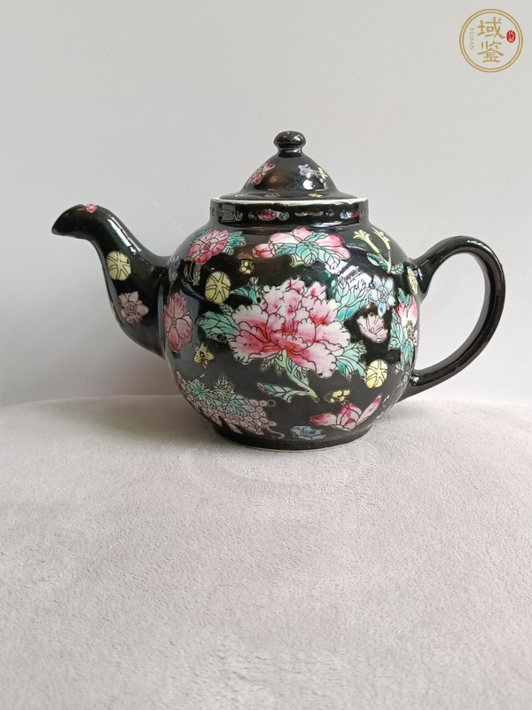 古玩陶瓷墨地粉彩花卉紋茶壺真品鑒賞圖