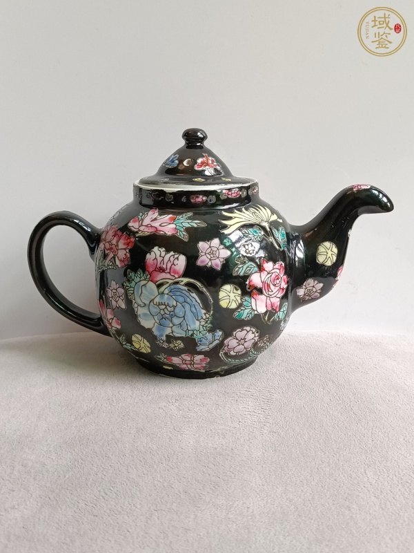 古玩陶瓷墨地粉彩花卉紋茶壺真品鑒賞圖