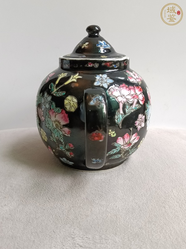 古玩陶瓷墨地粉彩花卉紋茶壺真品鑒賞圖