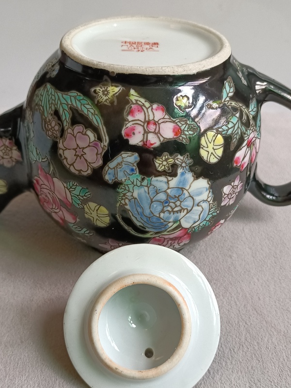 古玩陶瓷墨地粉彩花卉紋茶壺拍賣，當(dāng)前價(jià)格398元