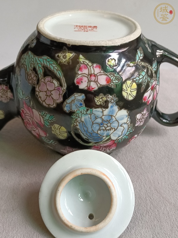 古玩陶瓷墨地粉彩花卉紋茶壺真品鑒賞圖
