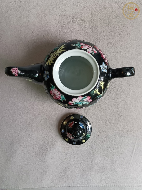 古玩陶瓷墨地粉彩花卉紋茶壺真品鑒賞圖