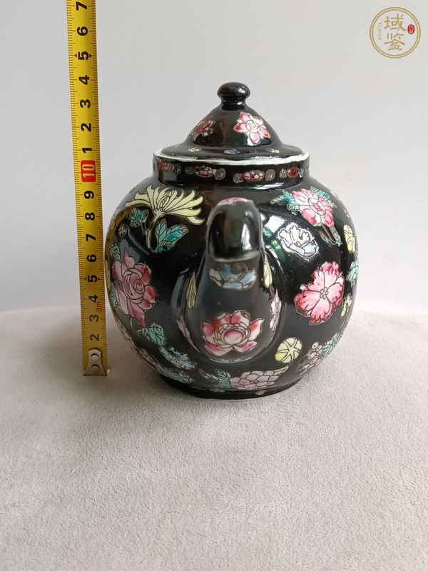 古玩陶瓷墨地粉彩花卉紋茶壺真品鑒賞圖