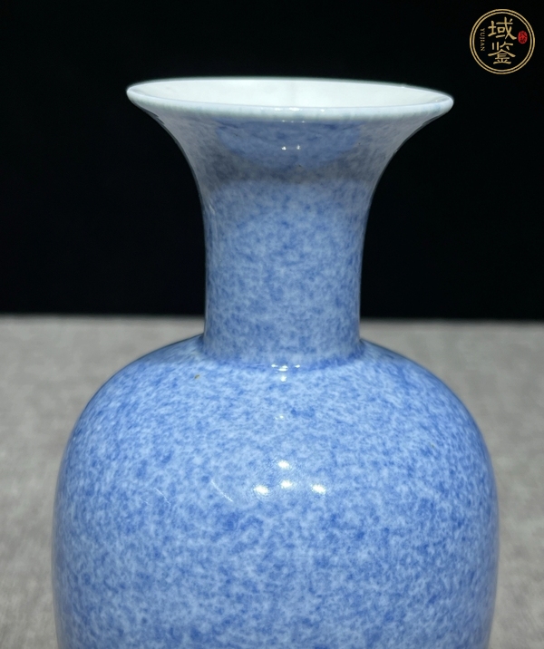 古玩陶瓷吹藍(lán)釉瓶真品鑒賞圖