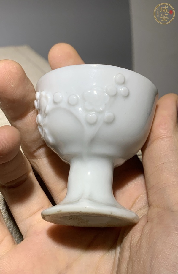 古玩陶瓷清.德化窯梅花紋高足杯真品鑒賞圖