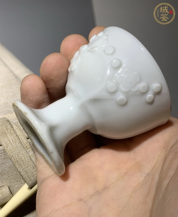 古玩陶瓷清.德化窯梅花紋高足杯真品鑒賞圖