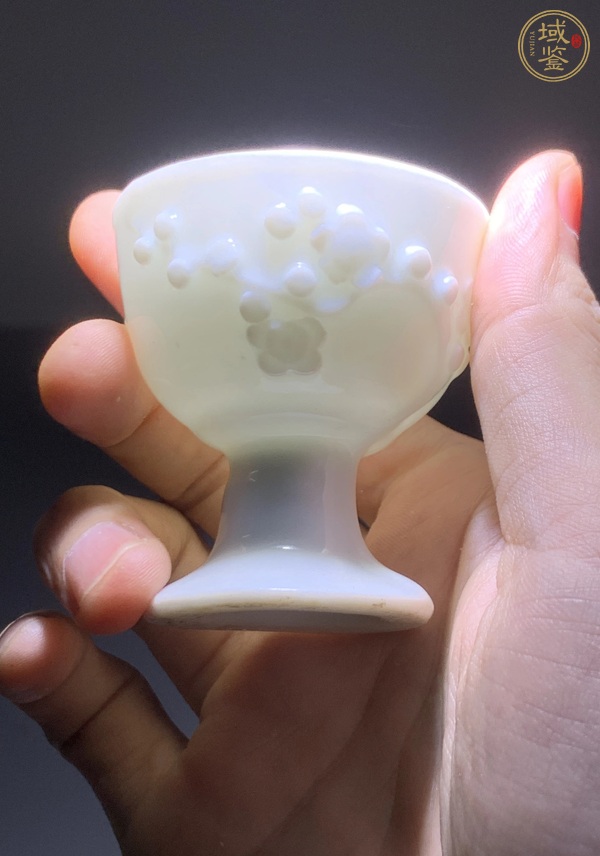 古玩陶瓷清.德化窯梅花紋高足杯真品鑒賞圖