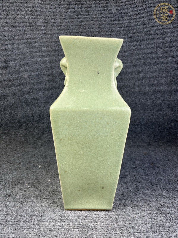 古玩陶瓷象耳銜環(huán)四方瓶真品鑒賞圖