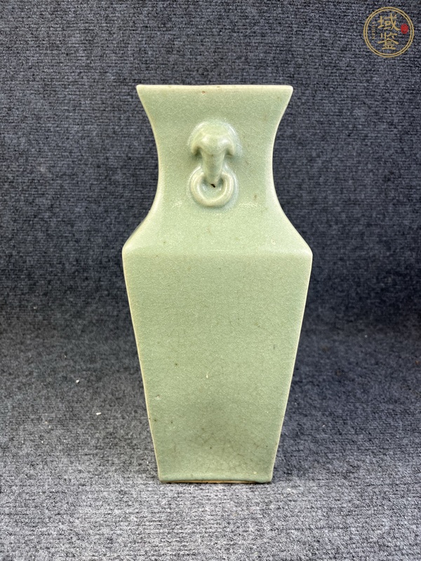 古玩陶瓷象耳銜環(huán)四方瓶真品鑒賞圖